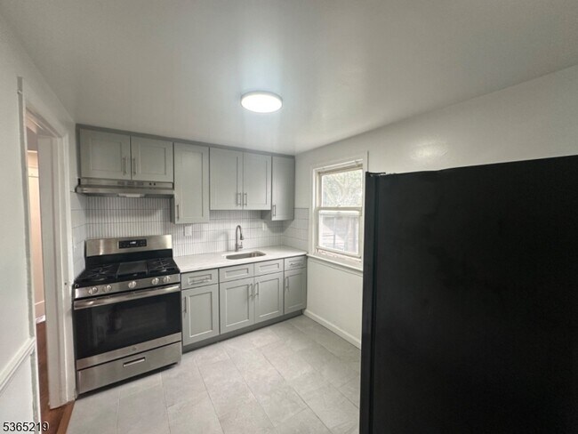 Building Photo - 57 Lindsley Pl