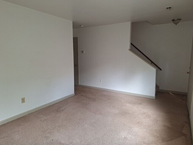 Building Photo - 3 bedroom/1.5 bathroom- Shellis Square