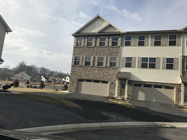 Foto del edificio - 3 br, 2.5 bath House - 711 JONATHON COURT