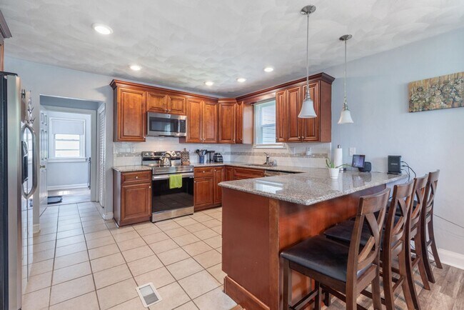 Foto del edificio - Welcome to this beautifully maintained 4-b...