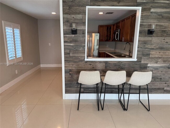 Building Photo - 211 W 33rd St