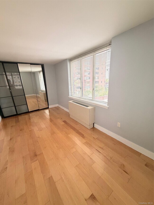 Foto del edificio - 225 Rector Pl