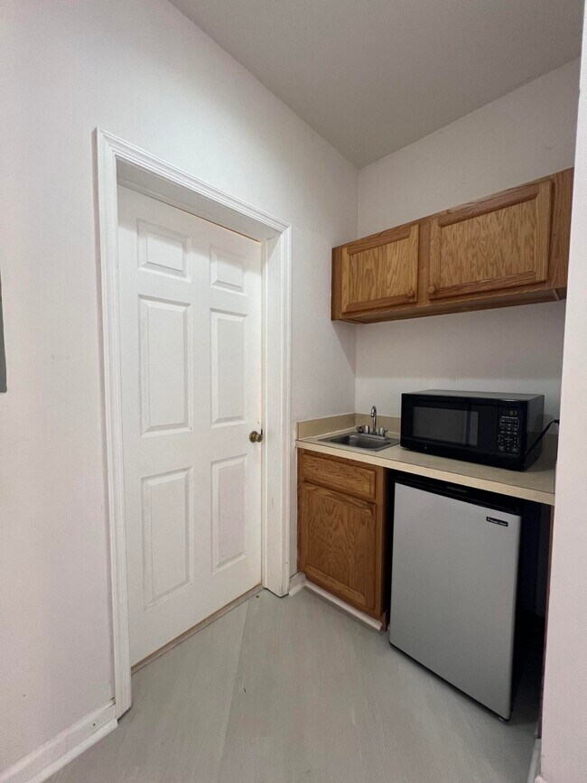 Foto del edificio - 8305 Mulligan Cir