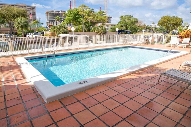 Foto del edificio - 1650 NE 115th St