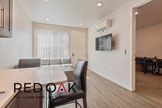 Foto del edificio - ~2 Months FREE~ Charming, Spacious Three-B...