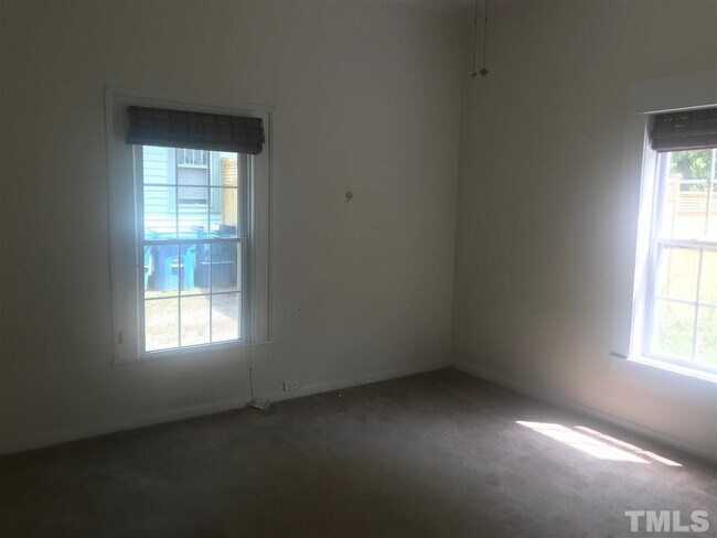 Building Photo - 810 Rosehill Ave