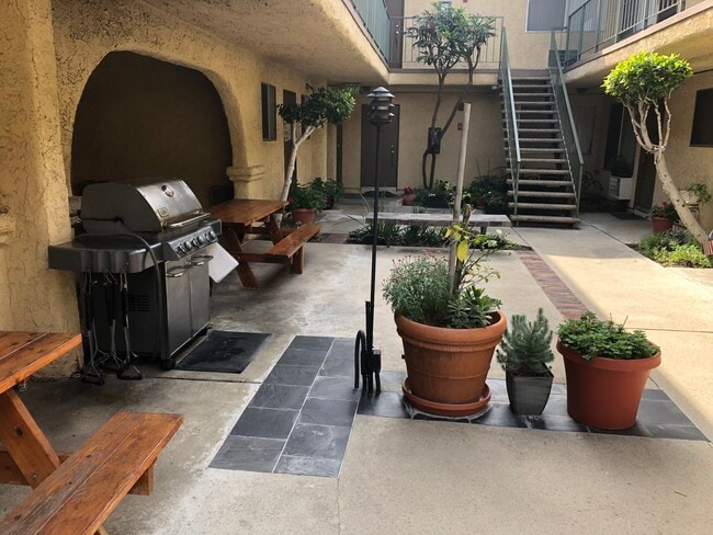 BBQ area - 318 W Chevy Chase Dr
