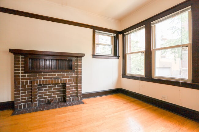 Building Photo - 1539 W Cornelia Ave