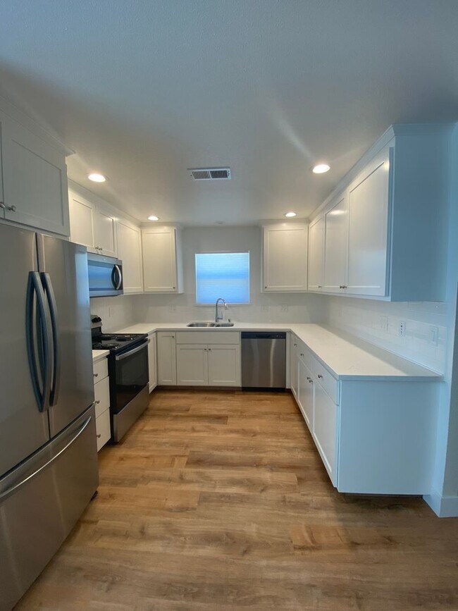 Building Photo - NEWLY REMODELED! Walking distance from Dow...