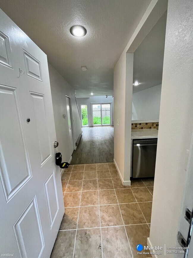 Foto del edificio - 2 br, 1.5 bath Townhome - 2524 NE 195th St...