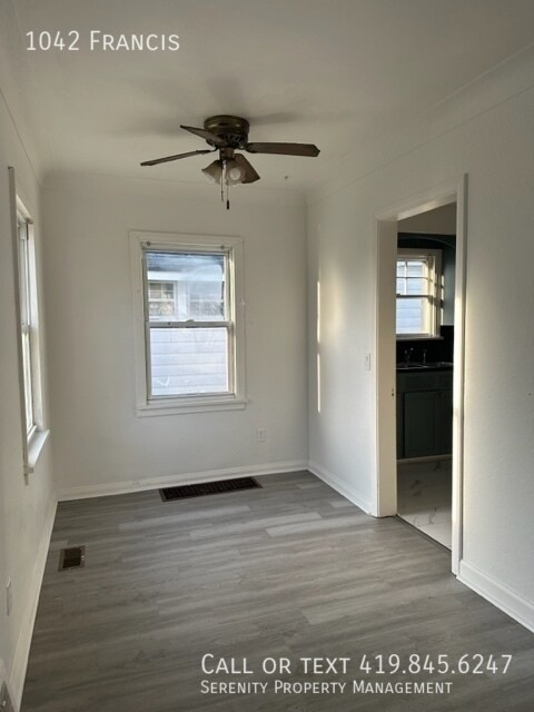 Building Photo - Cute 2 Bedroom House w/ Garage For Rent