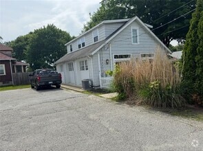 Building Photo - 634 Putnam Pike