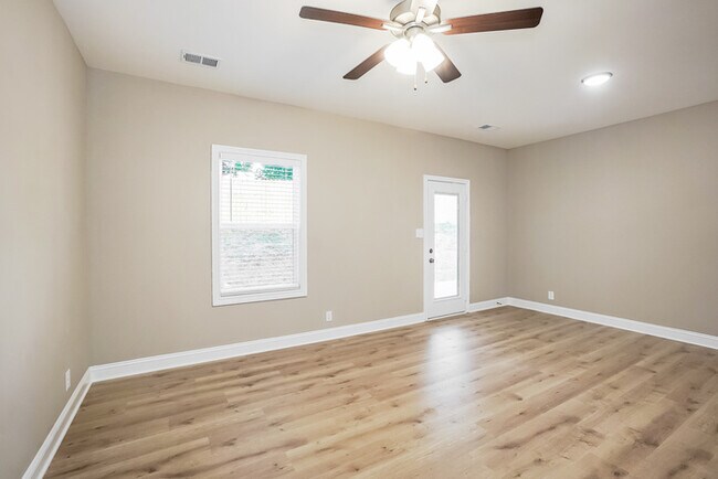 Foto del edificio - Modern Townhome with Attached Garage and Stainless Steel Appliances