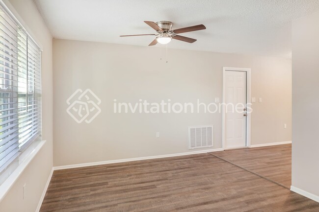 Building Photo - 8435 Paxton Dr