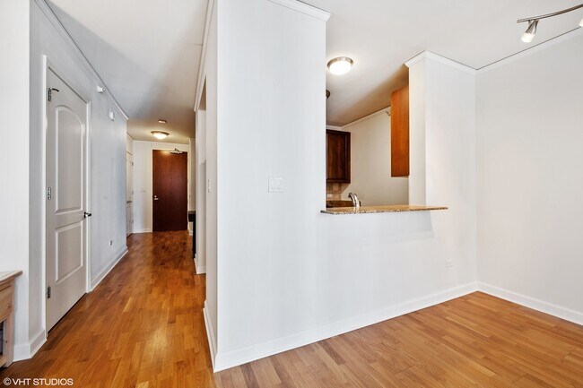 Building Photo - 420 E Waterside Dr