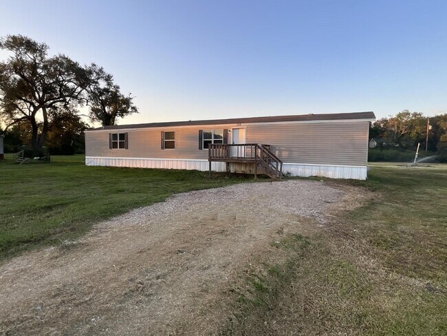 Foto del edificio - Charming 3-Bed, 2-Bath Retreat: Spacious 1216 Sq Ft Mobile Home in Peaceful Brazoria, TX! (COMING...