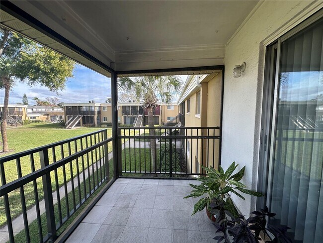 Foto del edificio - 1000 Lake of the Woods Blvd