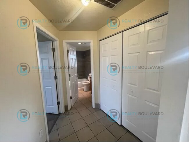 Building Photo - Enter a cozy one-bedroom, one-bath apartme...