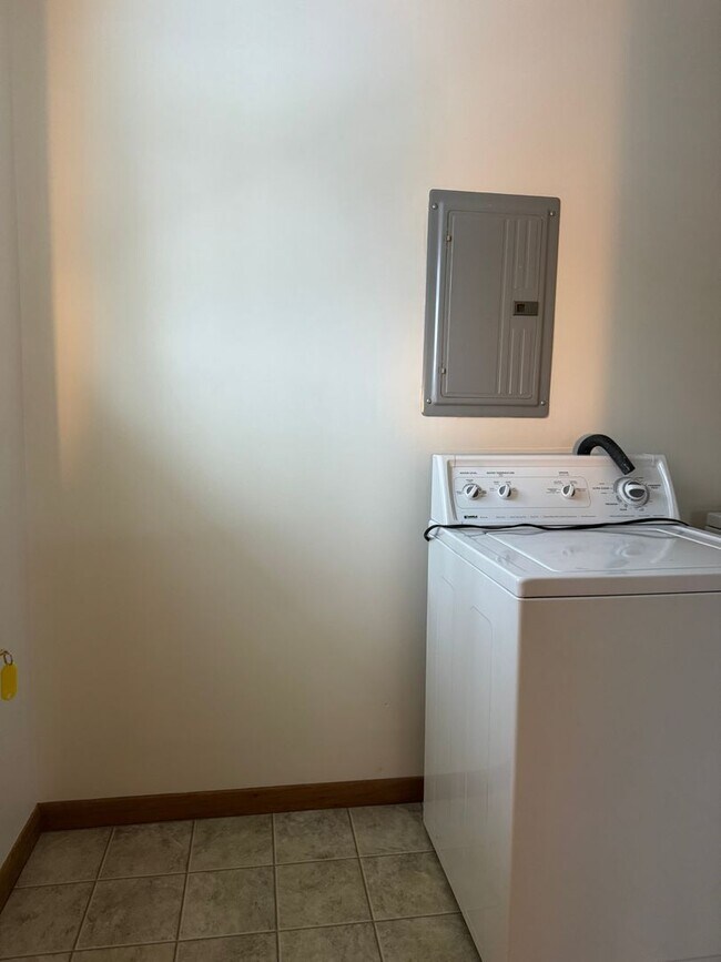 Foto del edificio - 2 bedroom 1 bath second floor unit