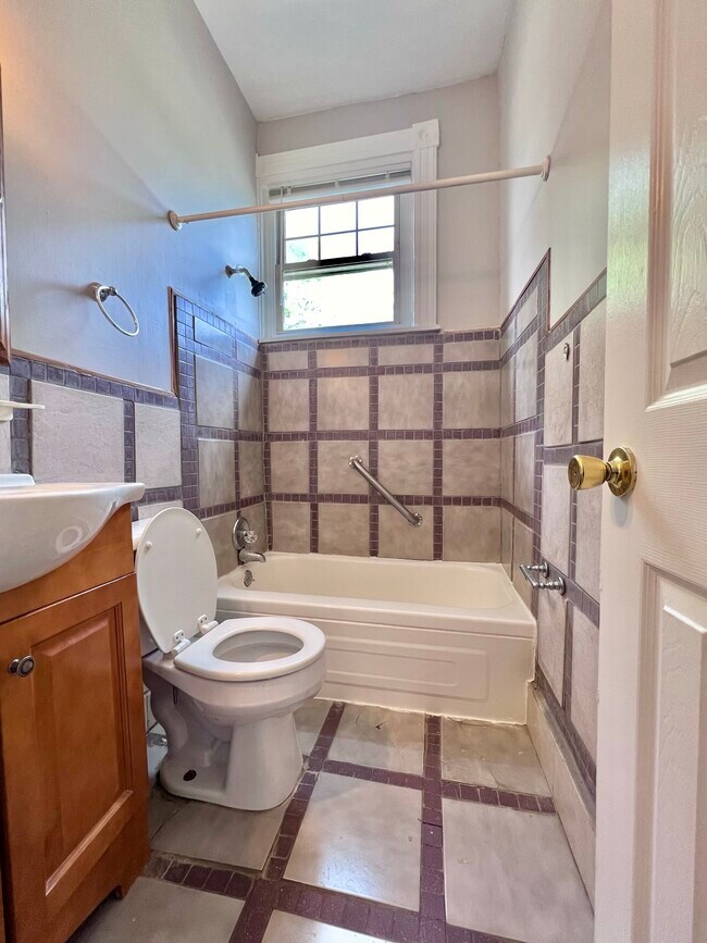 Building Photo - 1438 Pullan Ave