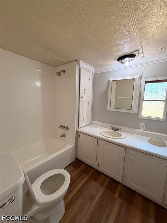 Foto del edificio - 8028 Breeze Dr