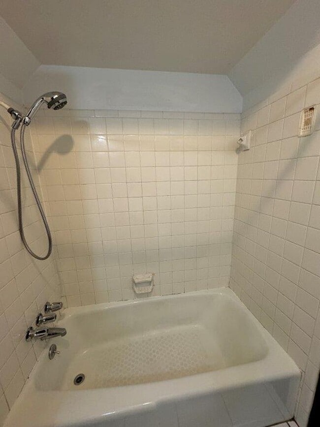 Building Photo - New paint, ready for move in, 3 bed 2 bath, 2 car in south OKC!