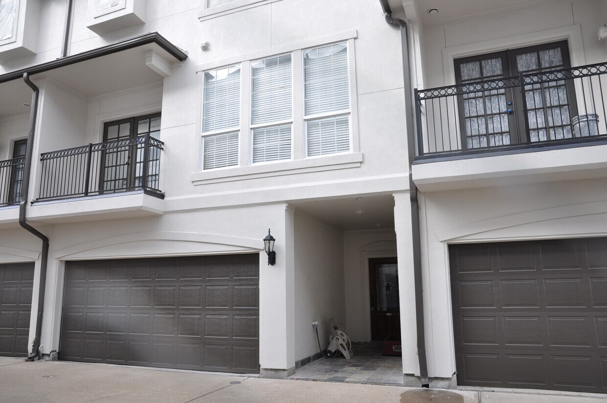 Primary Photo - 5922 Burgoyne Dr.