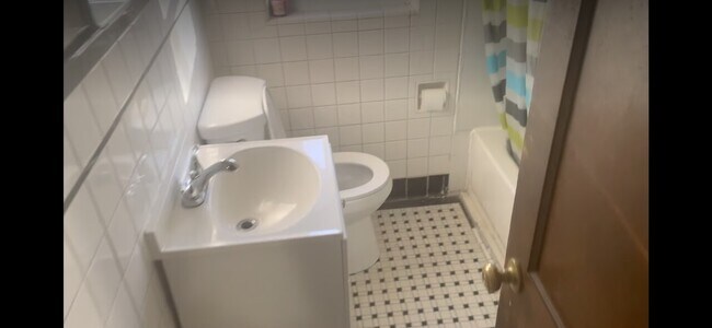 Building Photo - Forest Ave