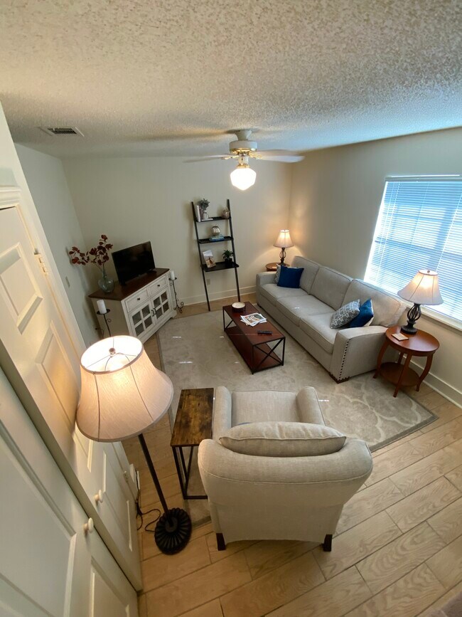 Den has coat closet & ceiling fan - 109 Michael Dr