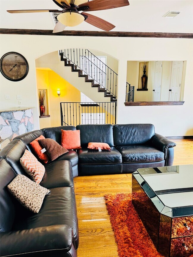 Foto del edificio - 6324 Fairdale Ln