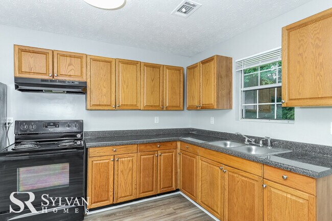 Building Photo - Move-in ready for new residents!
