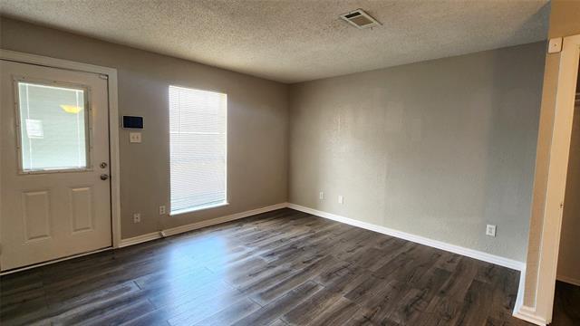 Foto del edificio - 10500 Lake June Rd