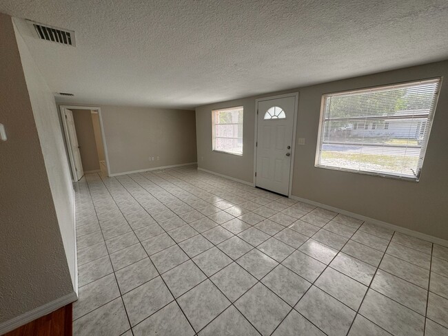 Building Photo - 2 Bedroom 1.5 Bath Clean & Cozy Home for Rent