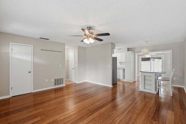 Building Photo - Quiet neighborhood, Centrally located, 3 bedroom 2 bath home in NW