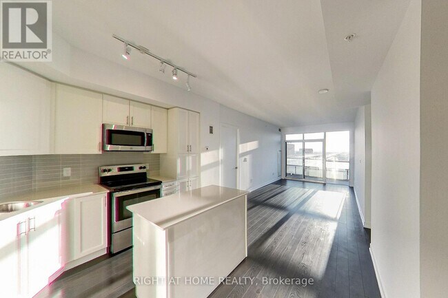 Photo du bâtiment - 550 N Service Rd