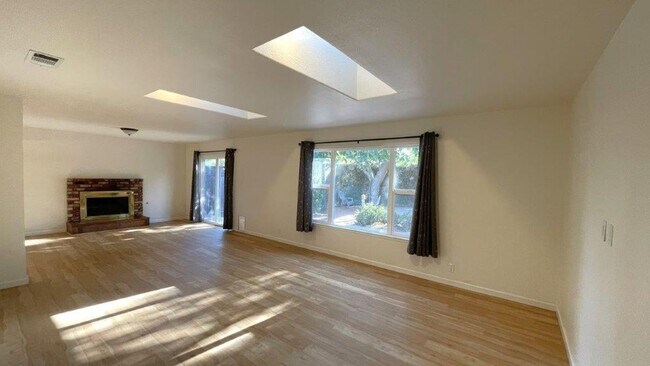 Foto del edificio - Concord Beautiful 4 bedroom 2 bathroom home in nice neighborhood with large yard!