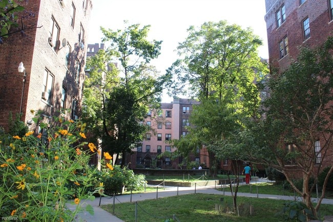 Building Photo - 2854 Bronx Park E