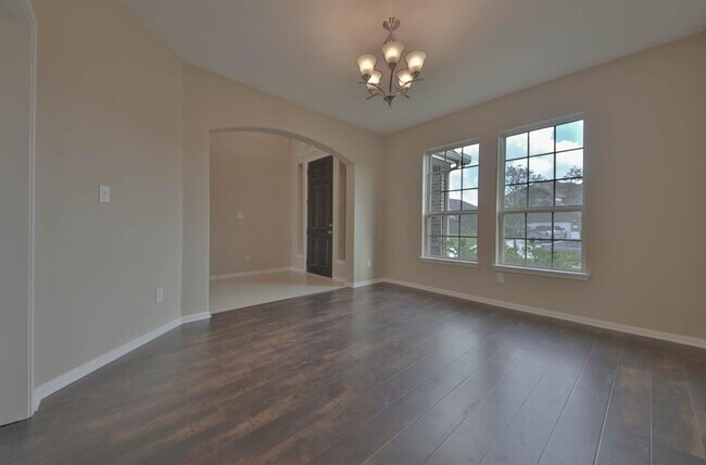 Building Photo - 2211 Dama Dr
