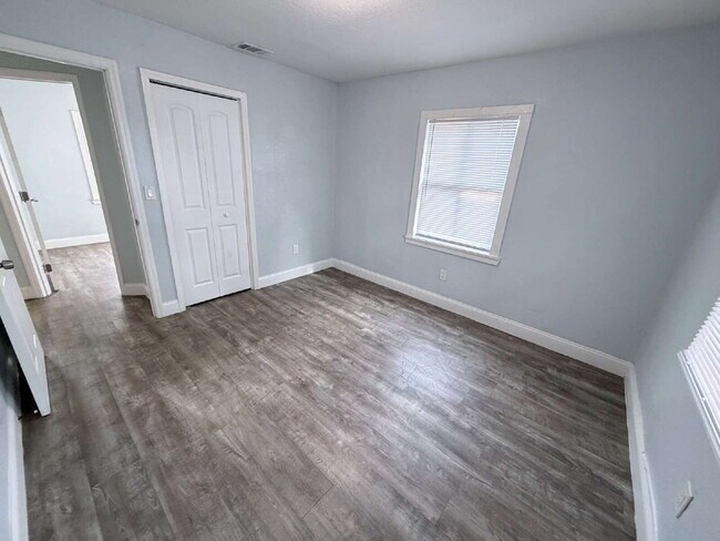 Foto del edificio - Charming home features 3 spacious bedrooms and 2 updated bathrooms