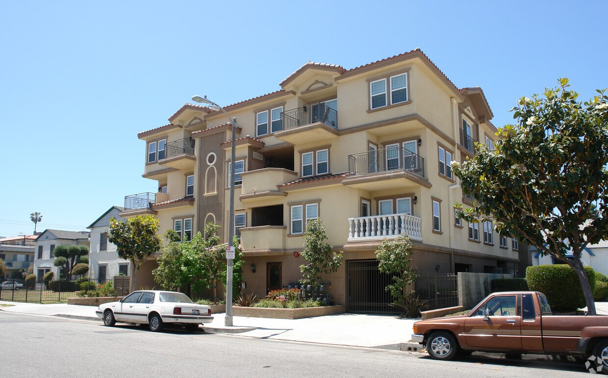 Primary Photo - 929 S St Andrews Pl