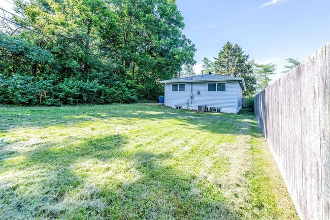 Building Photo - 212 Lakeside Dr