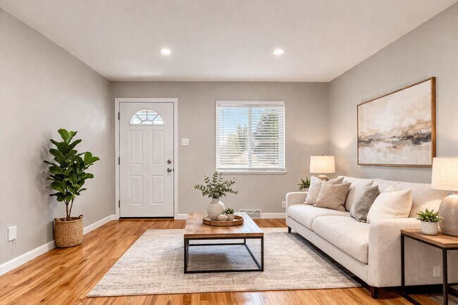 Foto del edificio - Stunning Brick Duplex with private partially finished basement in Kirkwood