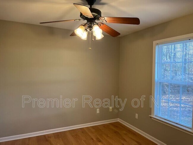 Building Photo - 305 Country Ln