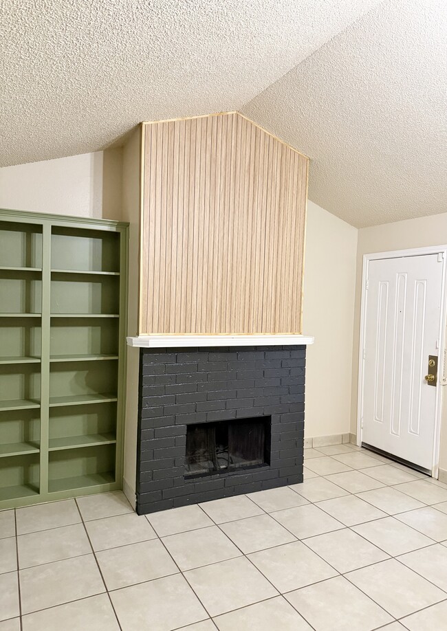Building Photo - 709 Long Ct