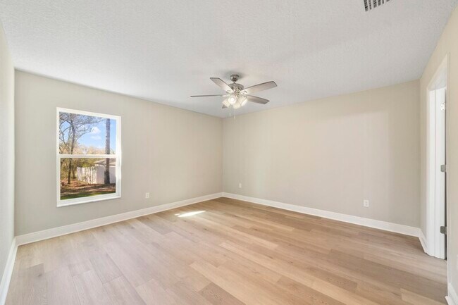 Building Photo - 1336 W Cary Dr