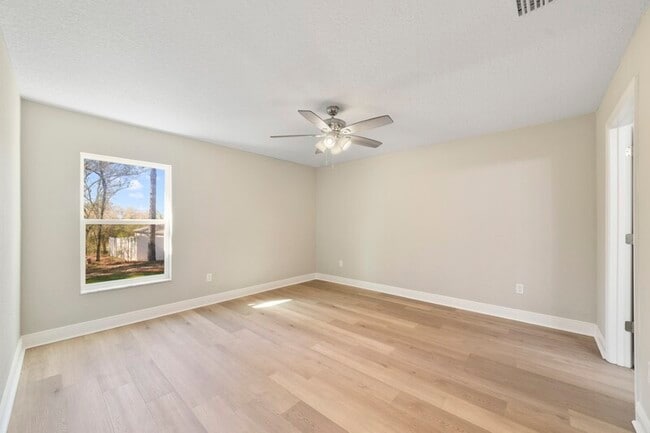 Foto del edificio - 1336 W Cary Dr