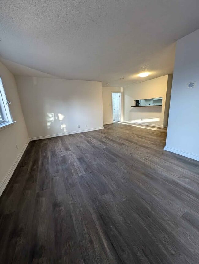 Building Photo - 189 Lake Driveway W