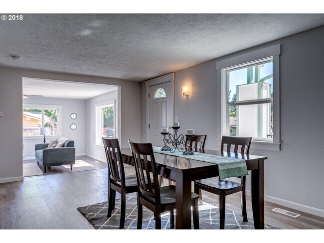 Foto del edificio - Charming Two-Story 3-Bedroom Residence Featuring Hardwood Floors, Modern Kitchen, and Outdoor Deck