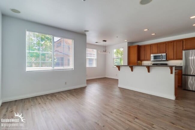 Building Photo - Charming 2Bdm 2Ba Tri-Level Condo in Otay ...