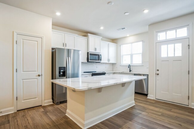 Foto del edificio - Charming Brand New 3BR Townhome in Belmont